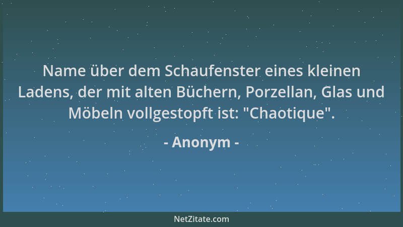Anonym - Name über dem Schaufenster eines kleinen Ladens, der mit alten Büchern, Porzellan, Glas und Möbeln vollgestopft is...